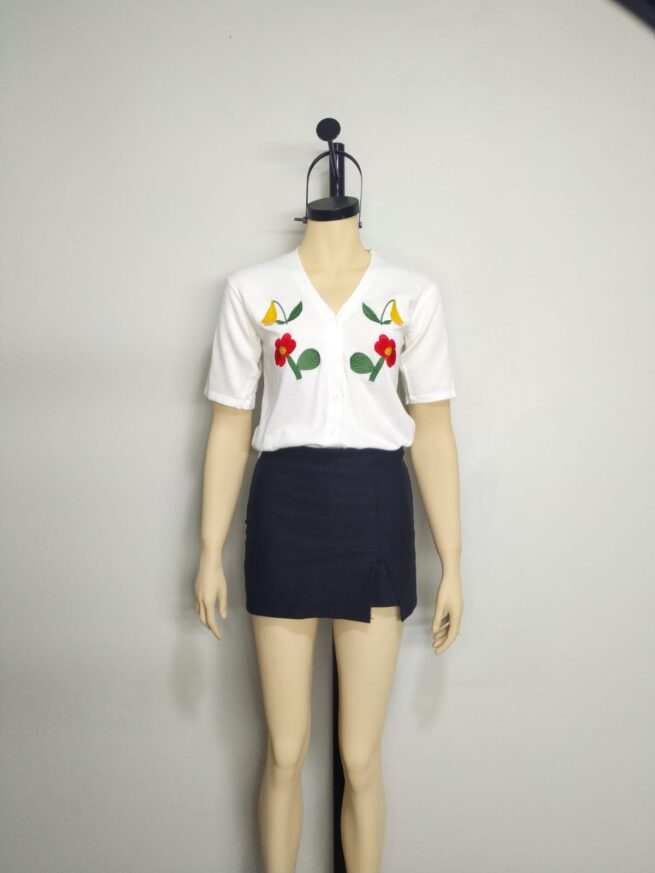 Chompa hilo blanco bordado flor S