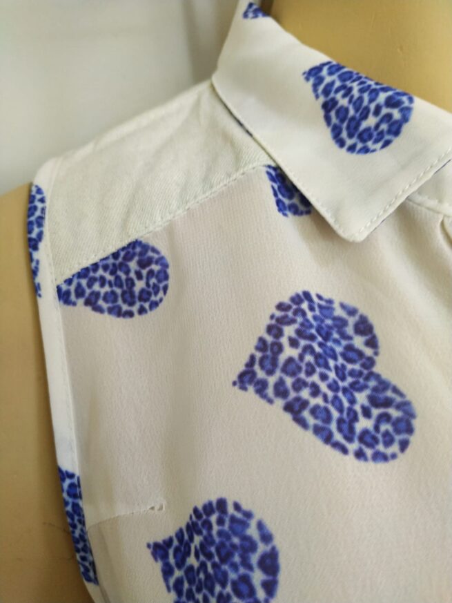 Blusa gasa blanco corazón azul S - Imagen 4