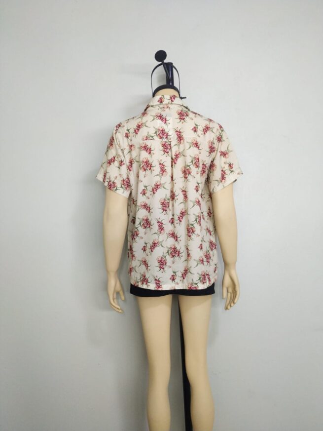 Camisa crema floreada M - Imagen 3