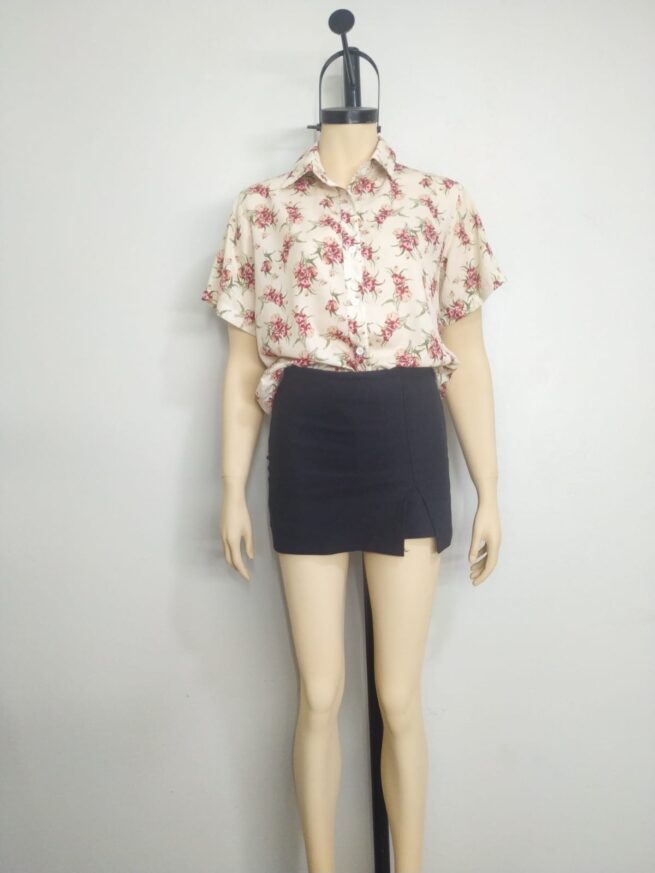 Camisa crema floreada M