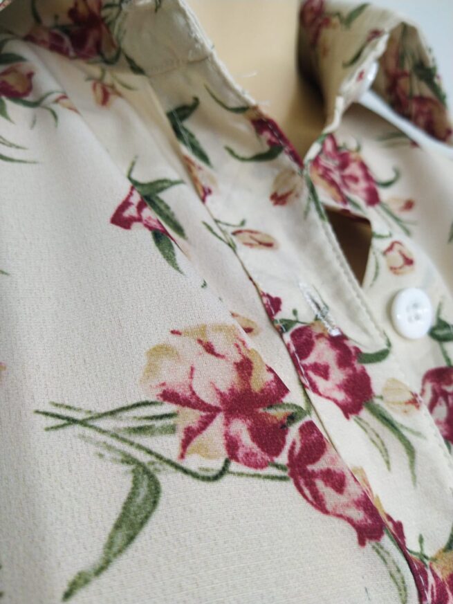 Camisa crema floreada M - Imagen 4