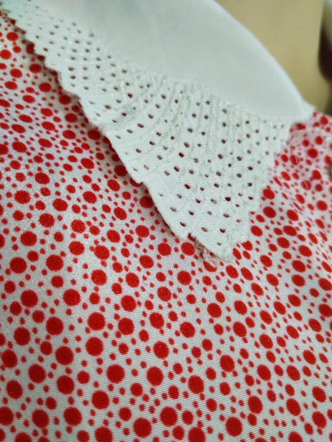 Blusa blanca puntos rojos M L - Imagen 4