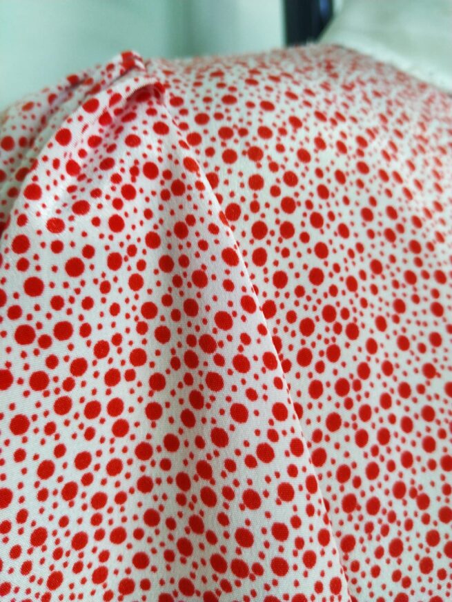 Blusa blanca puntos rojos M L - Imagen 5