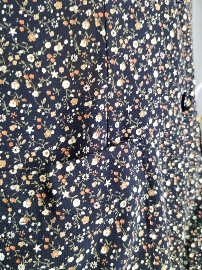 Blusa negra floreada M - Imagen 3
