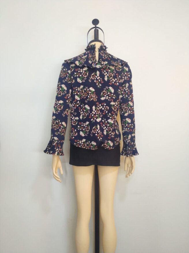 Blusa azul floreada M - Imagen 2