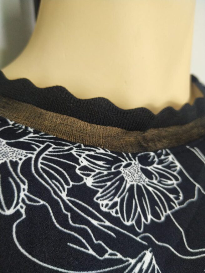 Blusa negra con encaje L - Imagen 4