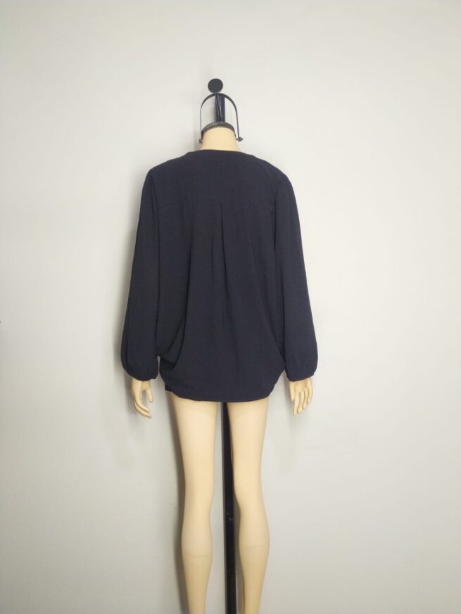 Blusa negra bordada L - Imagen 2