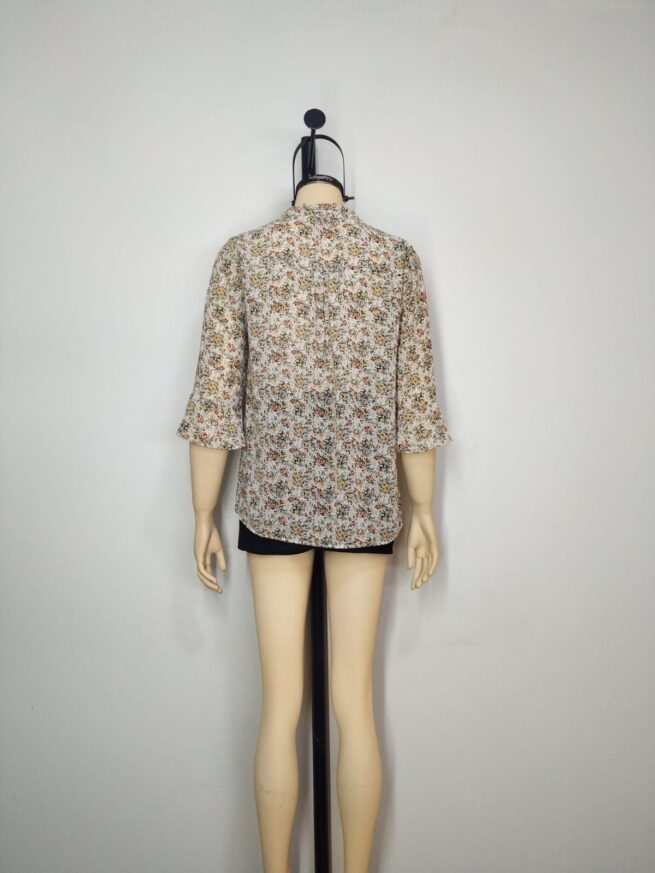 Blusa beige floreada M - Imagen 2