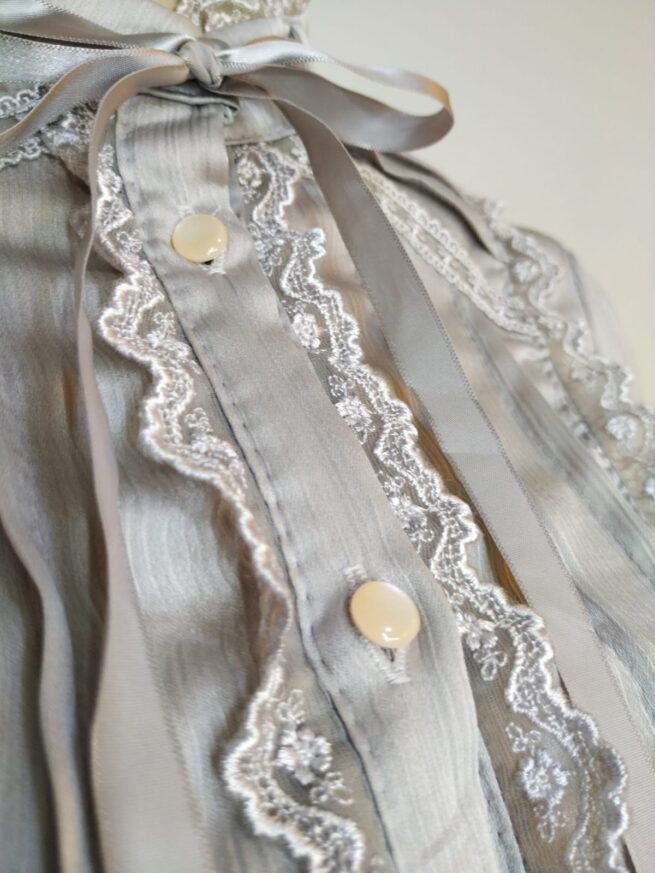 Blusa satín  corrugado gris S - Imagen 3
