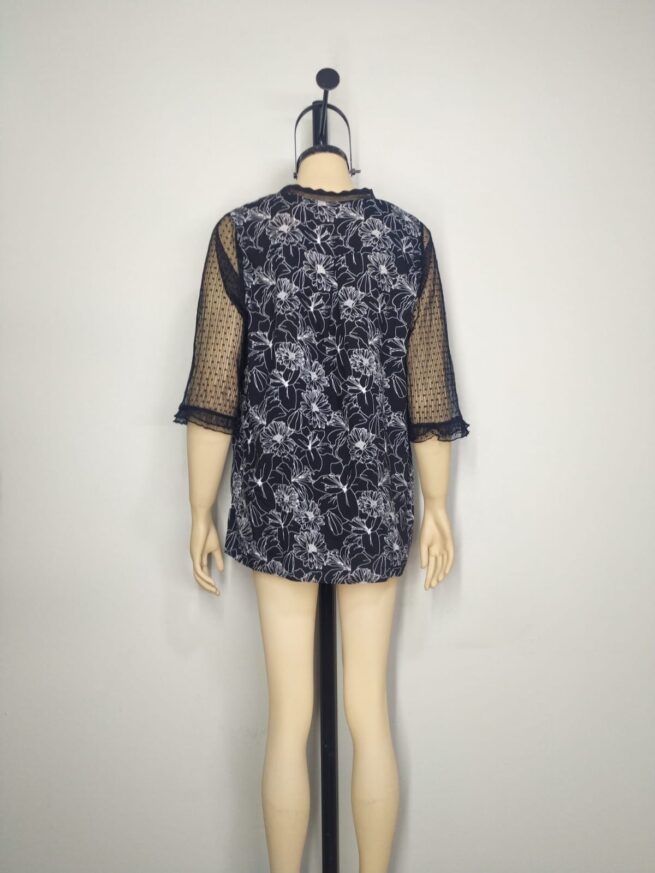 Blusa negra con encaje L - Imagen 2