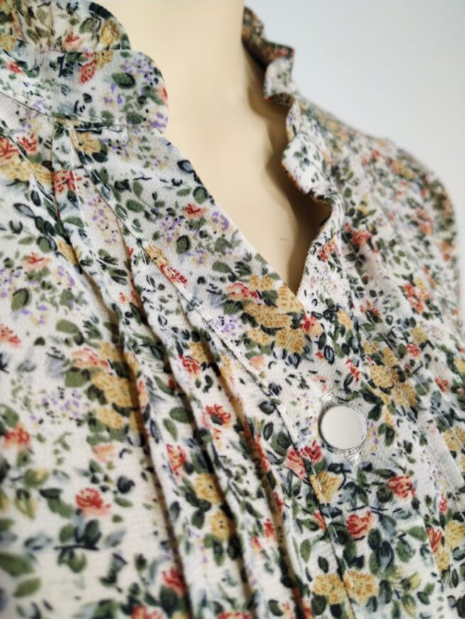 Blusa beige floreada M - Imagen 3