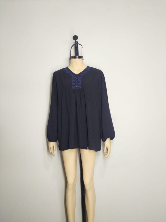Blusa negra bordada L - Imagen 3