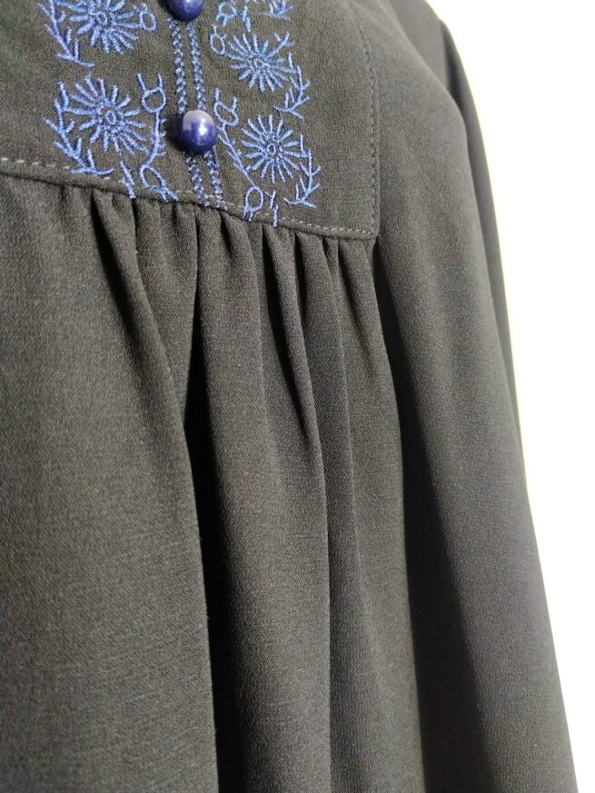 Blusa negra bordada L - Imagen 4