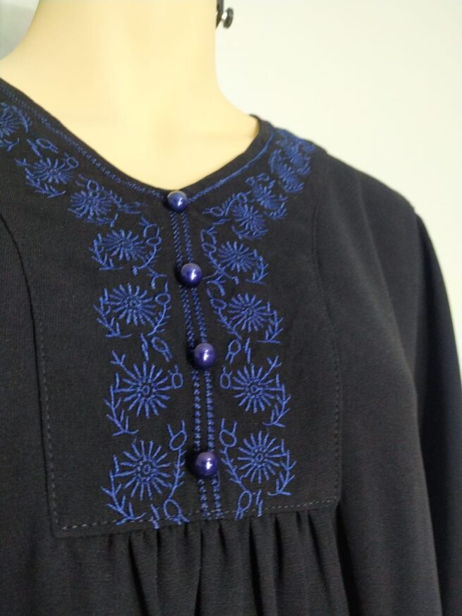 Blusa negra bordada L - Imagen 5