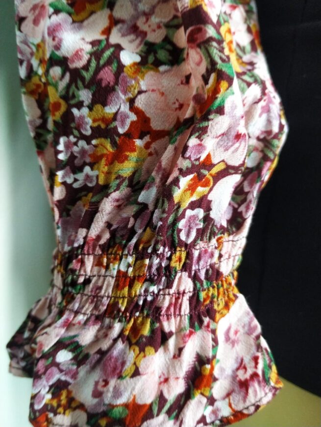 Blusa vino floreada M - Imagen 4