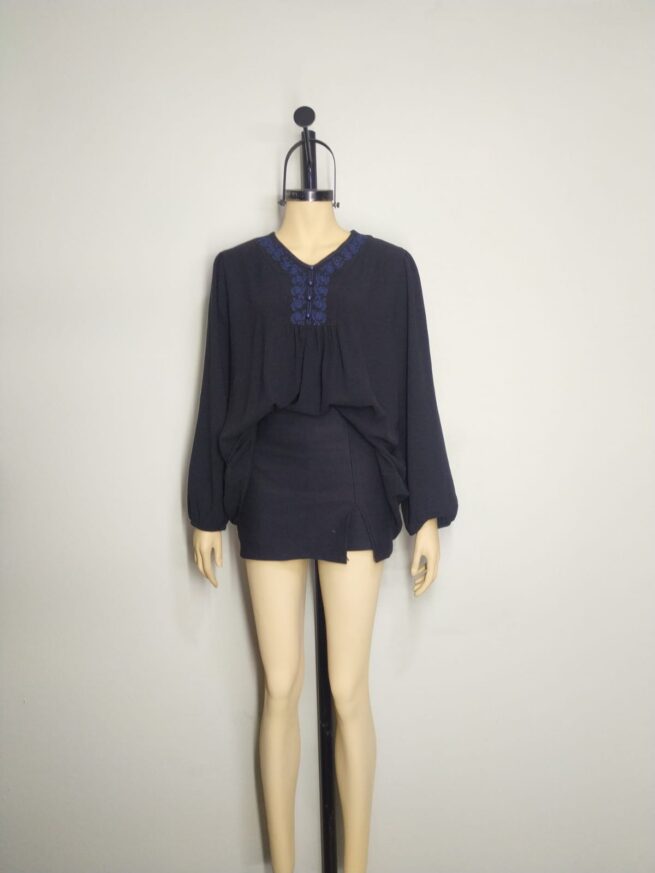 Blusa negra bordada L