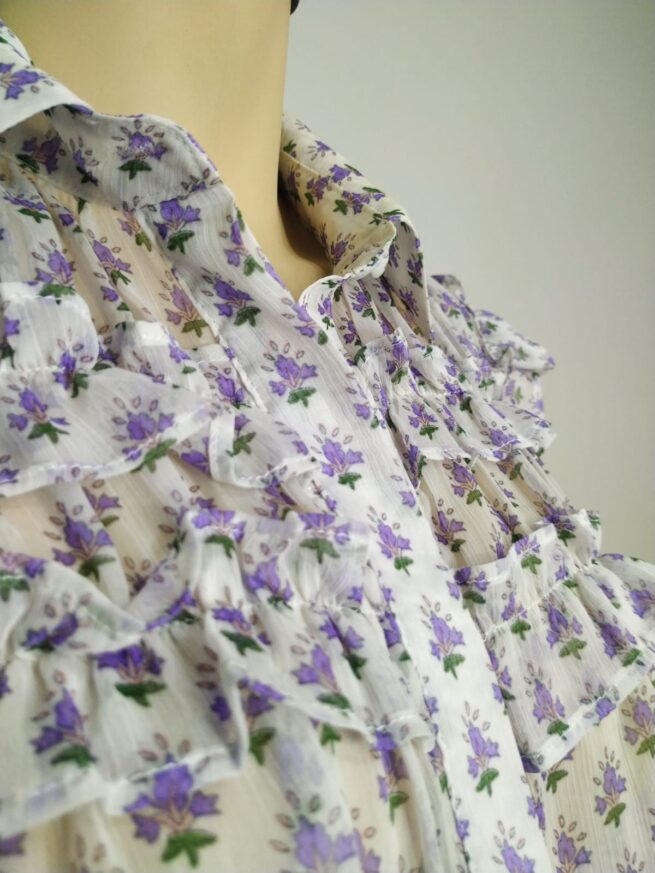 Blusa gasa blanca flores lila M - Imagen 4