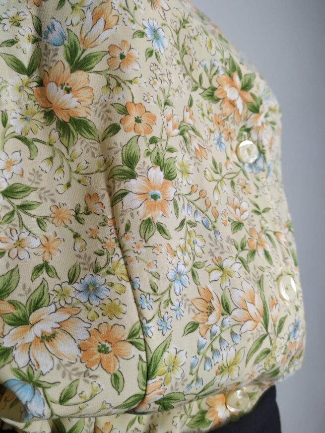 Blusa amarilla floreada M - Imagen 5