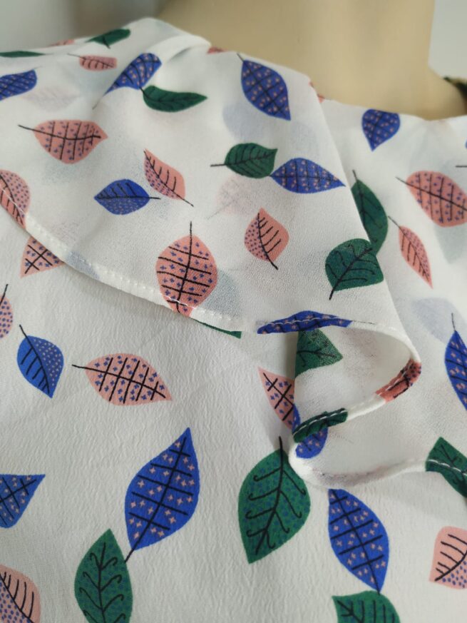 Blusa blanca diseño hojas M - Imagen 6