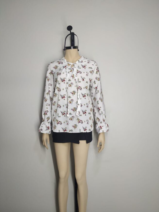 Blusa blanca floreada M - Imagen 3