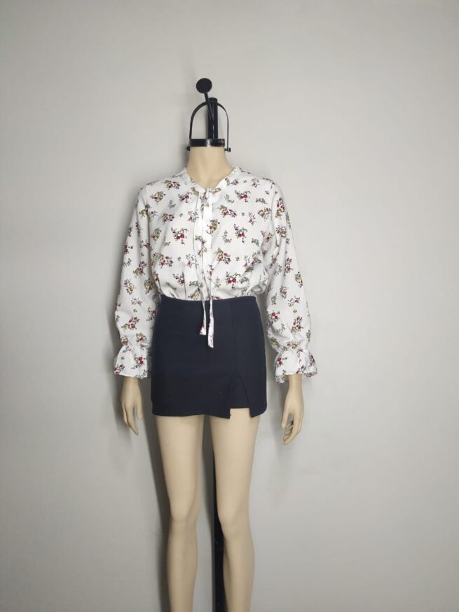 Blusa blanca floreada M