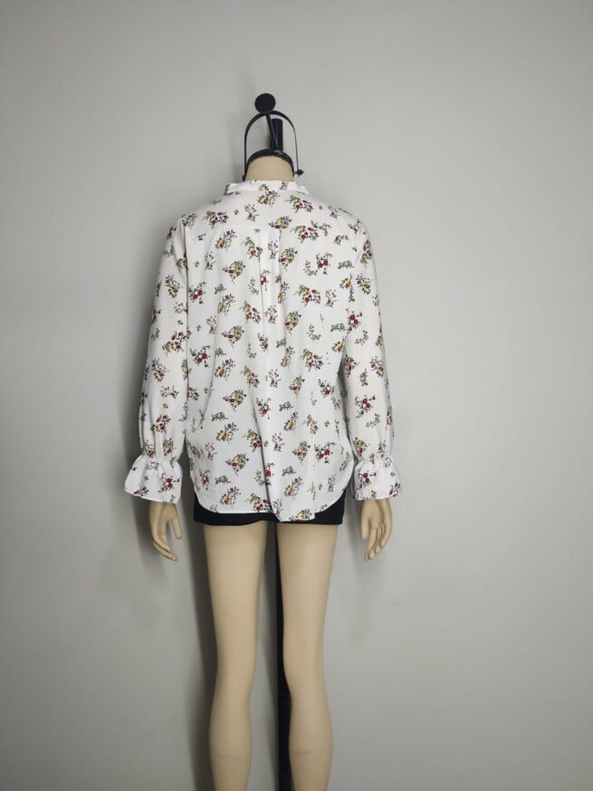 Blusa blanca floreada M - Imagen 2
