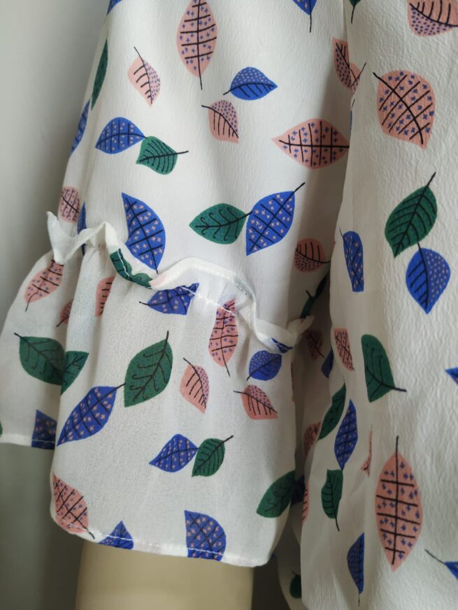 Blusa blanca diseño hojas M - Imagen 5