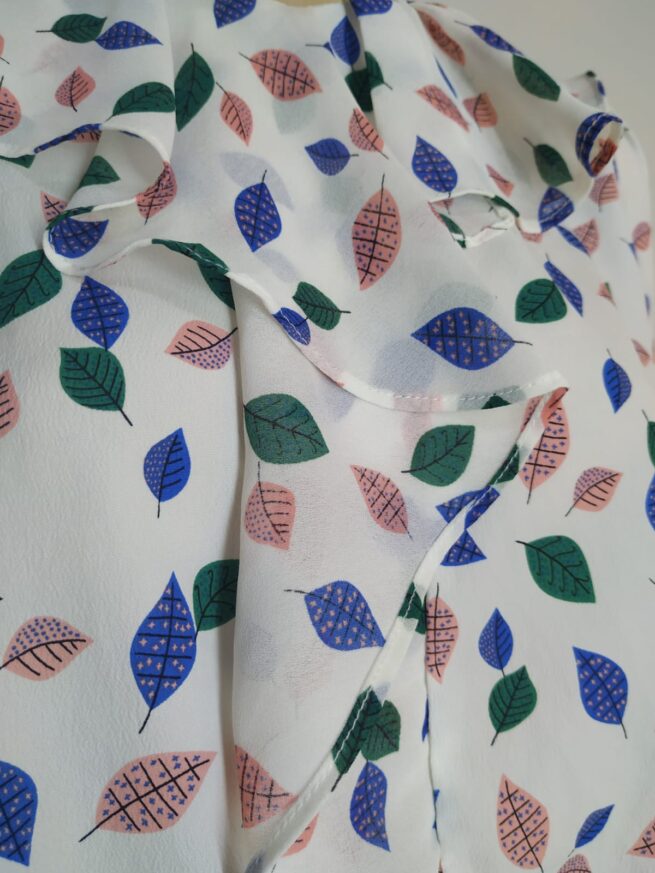 Blusa blanca diseño hojas M - Imagen 4