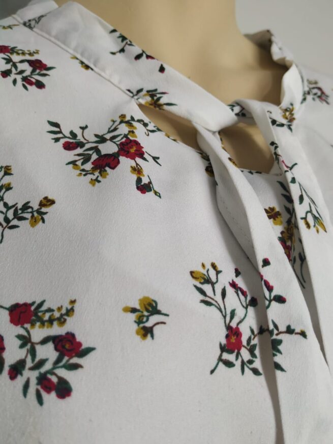 Blusa blanca floreada M - Imagen 4